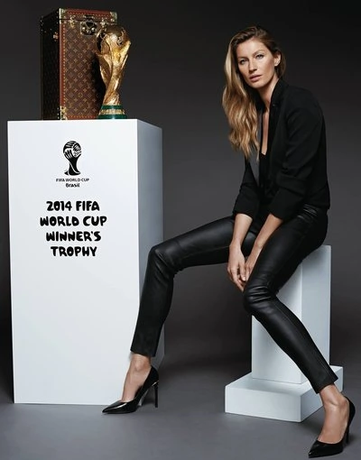 Louis-vuitton. Fifa-trophy-case-giesele